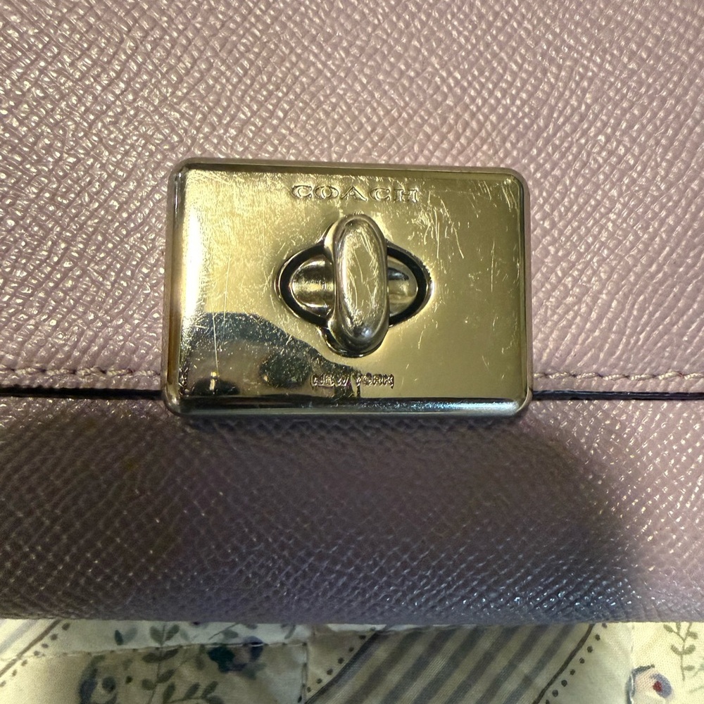 COACH Lavender Cassidy Turnlock Medium Wallet - Picture 4 of 6
